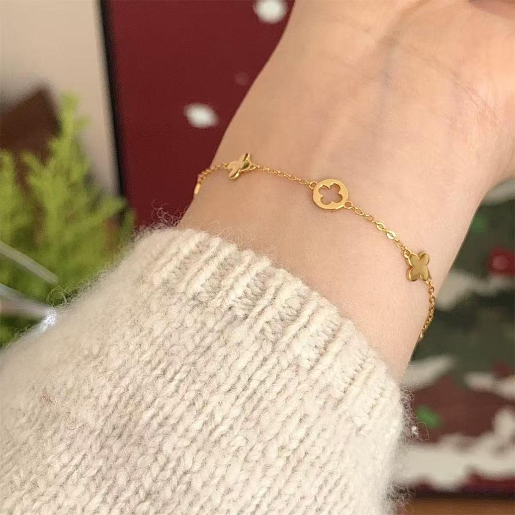 Armband med fyrklöver, pläterat med äkta guld på nysilver: Elegant, Mångsidig Design för Kvinnor