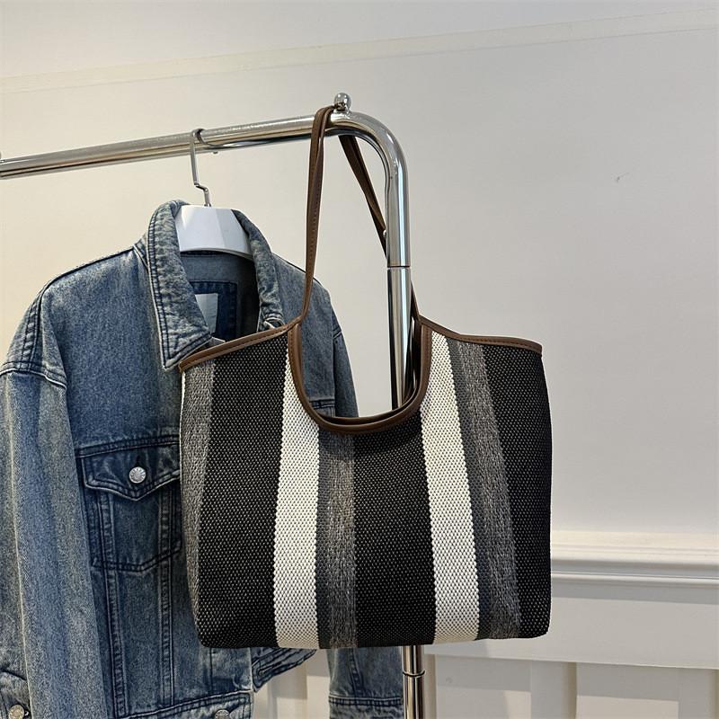 Chic Large Capacity Tote Bag For Women Stylish Everyday Use Versatile Canvas Handbag