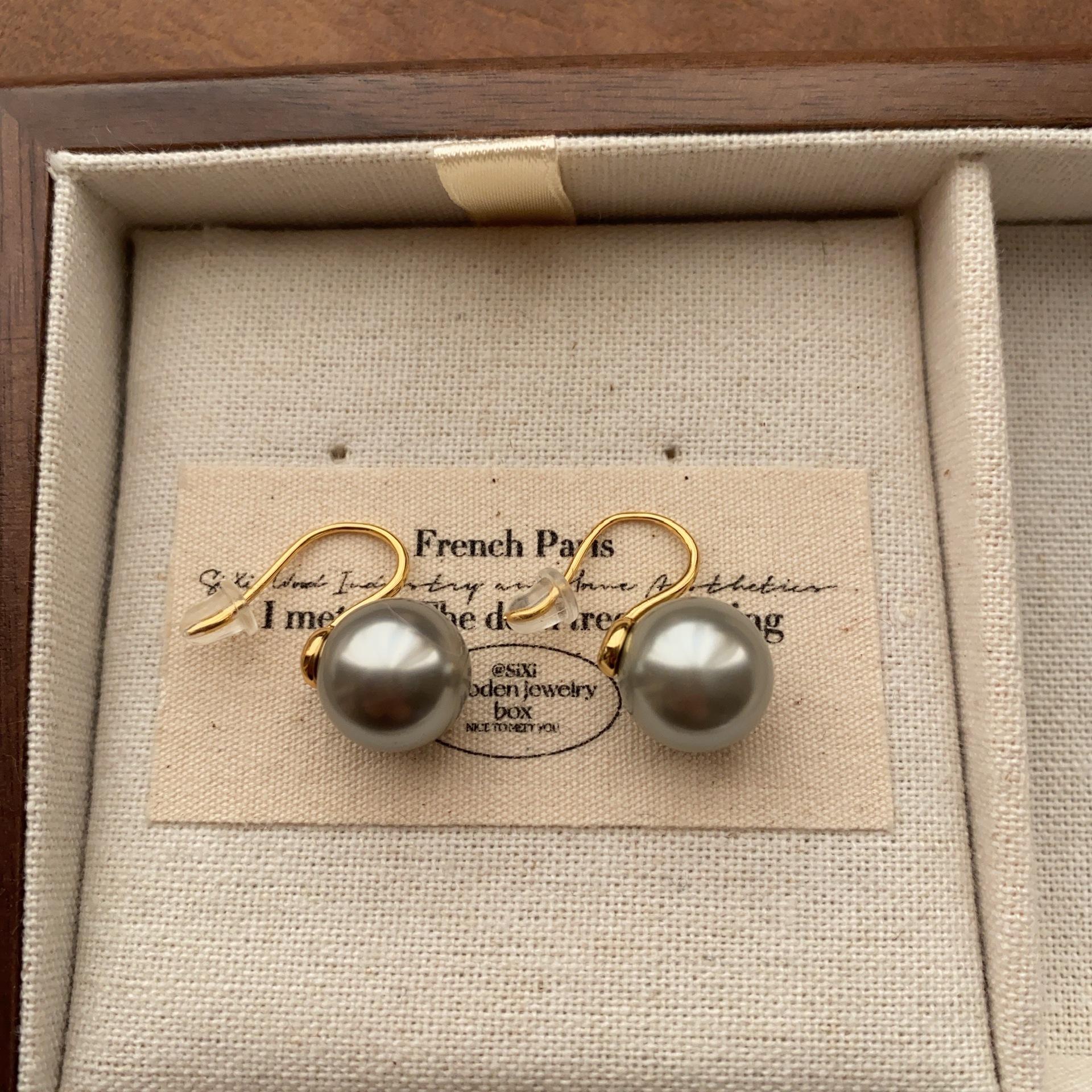 

Warm and simple pearl earrings, ear hooks, elegant and exquisite light luxury atmosphere, soft and beautiful, niche fashion, daily women s earrings