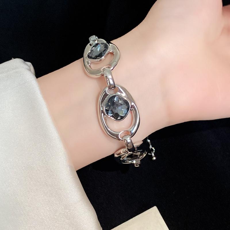 Stylish Women's Silver Bracelet Oval Link Vintage Style Chic Jewelry Ideal for Gifting