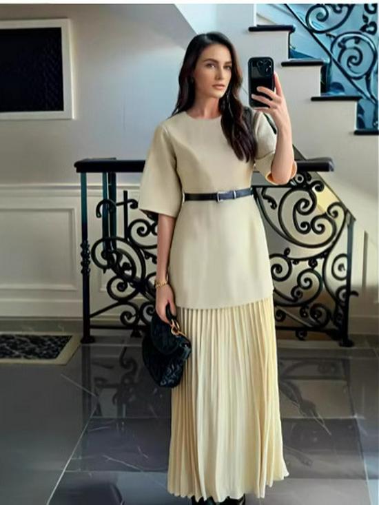 Auf Lager: Elegantes braunes Patchwork-Rüschen-Langarm-Langkleid mit Gürtel für Frühling/Sommer 2025