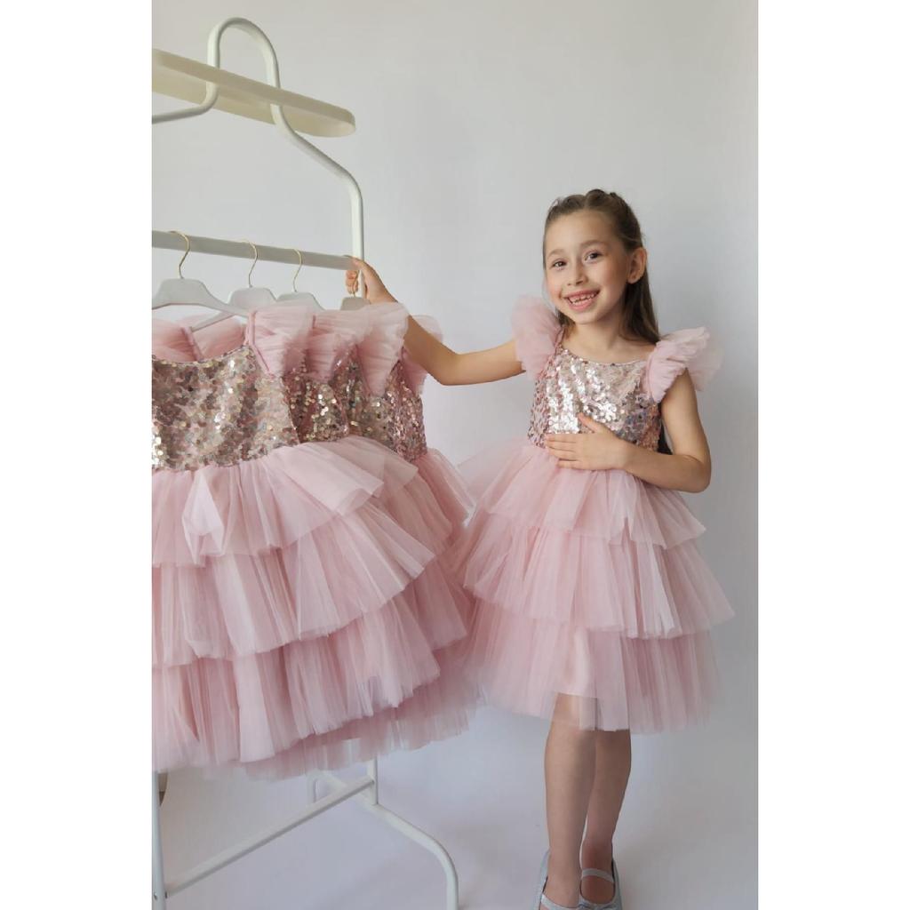 Detaliu rochie de seară pentru nuntă, cu design special, alb pentru fete. Vezi tabelul cu mărimi din videoclip