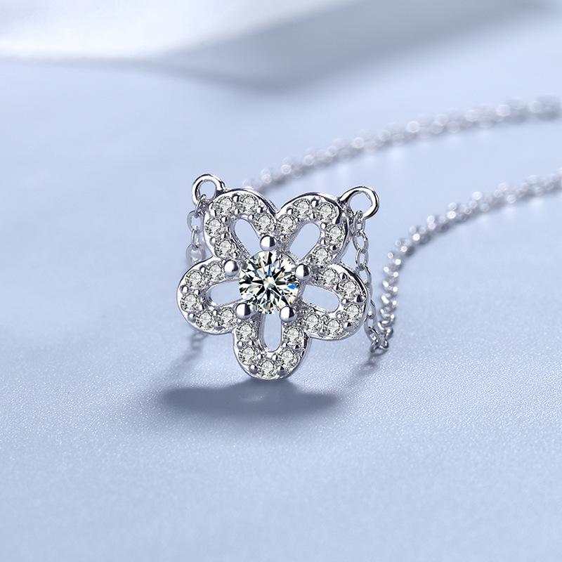 Naszyjnik na obojczyk ze srebra próby 925 z diamentami i pięciopłatkowym kwiatem w kształcie śliwki
