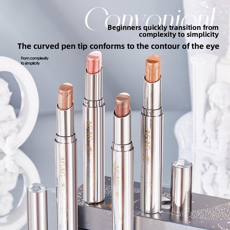 Ein dreifarbiger Lidschattenstift mit Farbverlauf für einen faulen Anfänger kann mit einem Strich einen feinen, perlmuttartigen und erdtonfarbenen Lidschatten erzeugen.