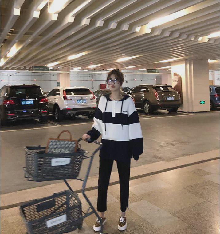 Stylish Cotton Maternity Suit: Belly-Concealing Hooded Pullover with Contrasting Colors