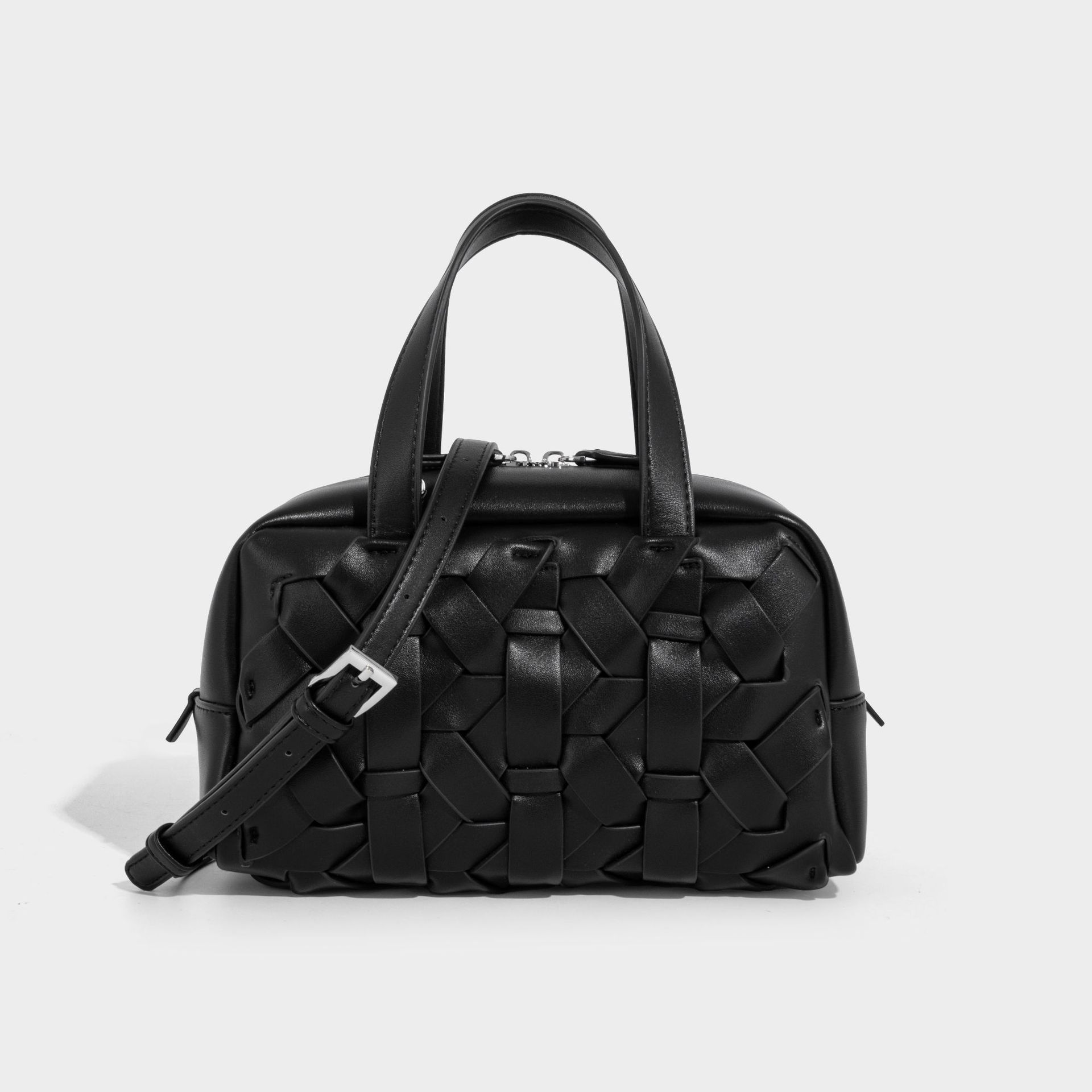 

2025 Single Shoulder Bowling Bag for Women New Handwoven Underarm Bag Commuting Trendy Large Capacity Wholesale Crossbody Bag чёрный