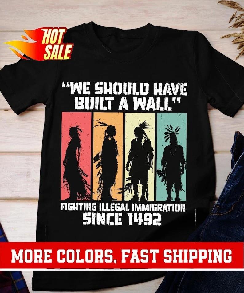 2025Нам следовало построить стену Футболка коренных американцев Подарок коренному американцу Унисекс футболка XXL 1950₽