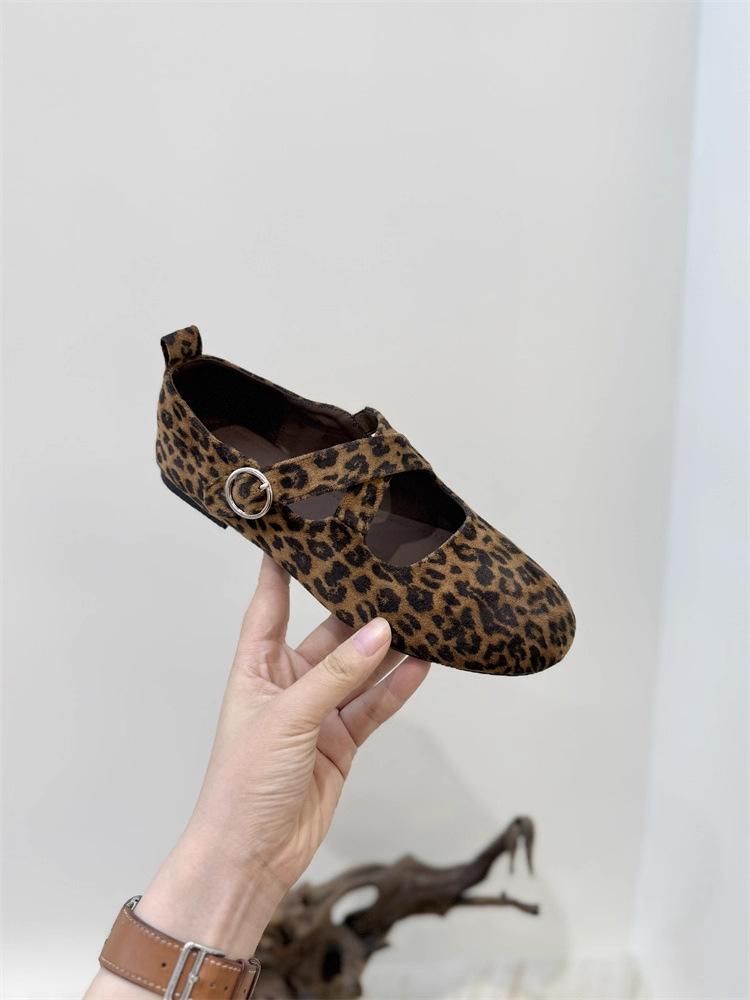 French Retro Cross-buckle Belt Shallow Mouth Mary Jane Single Shoes Women's 2025 New Versatile Commuter Flat Ballet Shoes