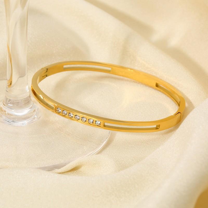 European and American retro classic diamond-encrusted hollow buckle bracelet women's 18k gold-plated stainless steel waterproof bracelet