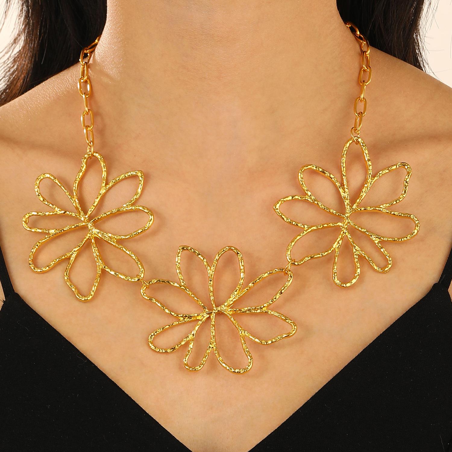 

New retro irregular flower design women s necklace Middle East fashion elegant temperament exaggerated stud earrings