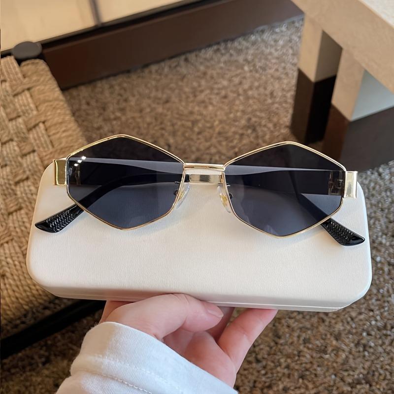 Women's Retr Fashion Glasses with Golden-Tone Frames - Fashionable Decorative Accessories for Casual Outfits Festive Events