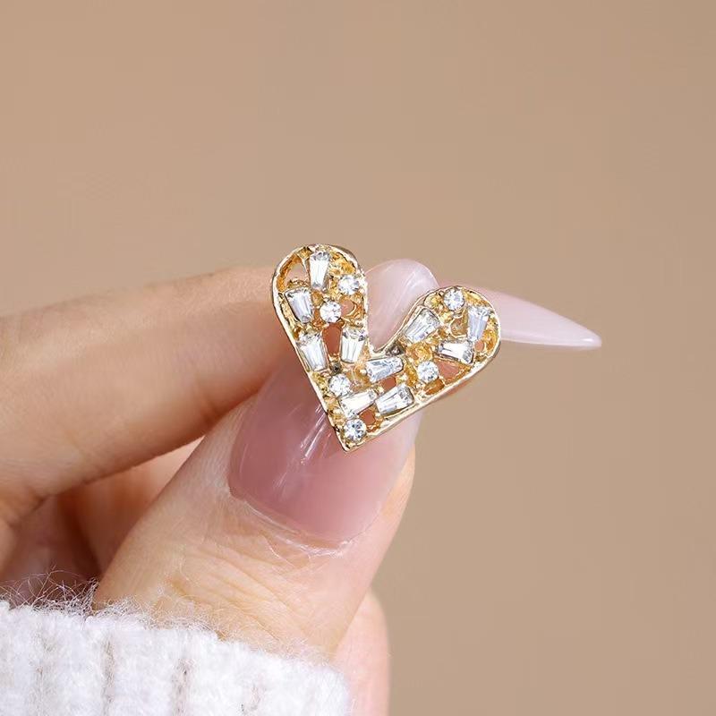 Exquisite Little Sweetheart Gold Illuminated Fashionable Design With Diamond Studded Heart Brooch Eye-catching And Versatile
