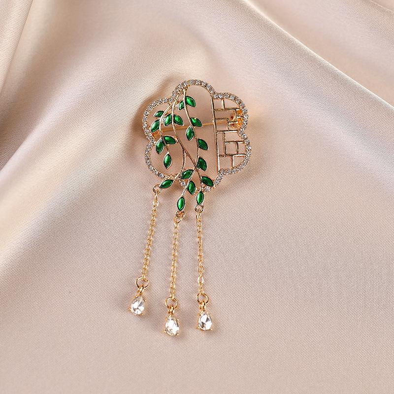 

Новая брошь-кисточка в китайском стиле «Ивовый лист» излучает ощущение высококлассной роскоши и моды, с инкрустированной бриллиантами брошью