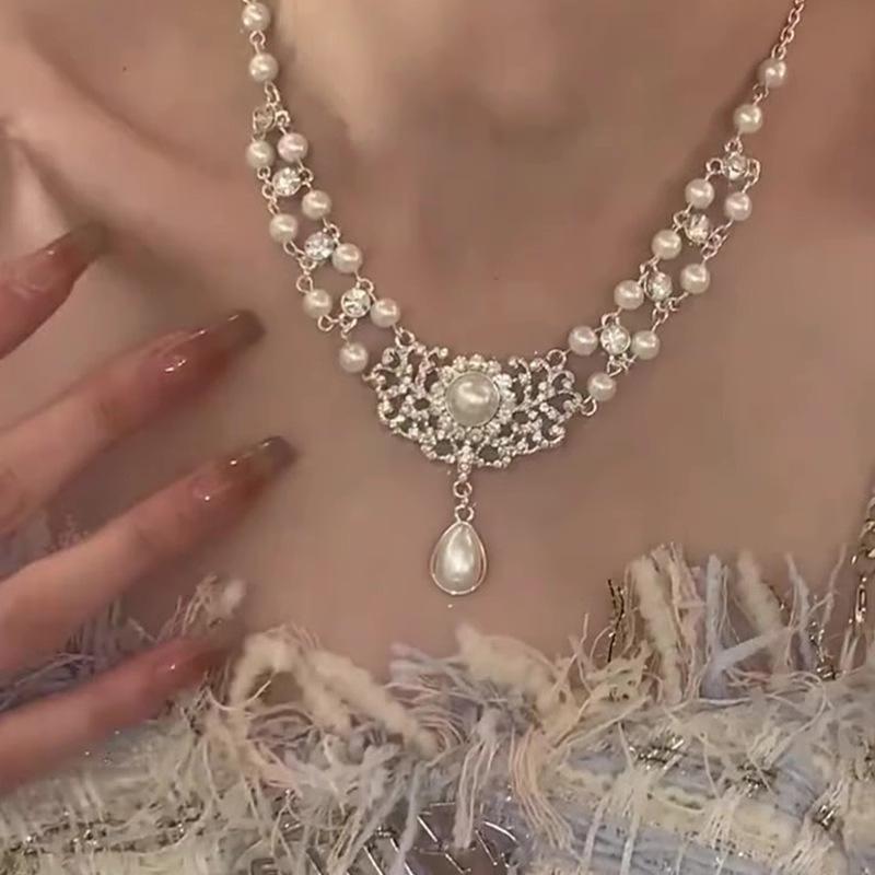 Real gold electroplated pearl and diamond-inlaid floral necklace, niche, fashionable, versatile collarbone chain, elegant and high-end accessory