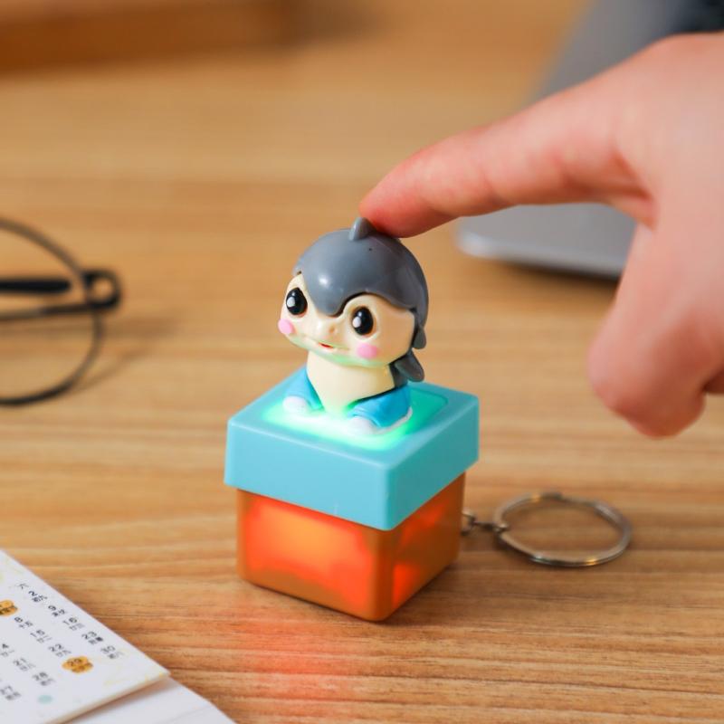 

Мультяшный брелок Итальянский маразм Тун Тун Сахур Тралалеро Тралала Брелок Издает звук Подарок на день рождения Светящаяся игрушка Подвеска для сумки