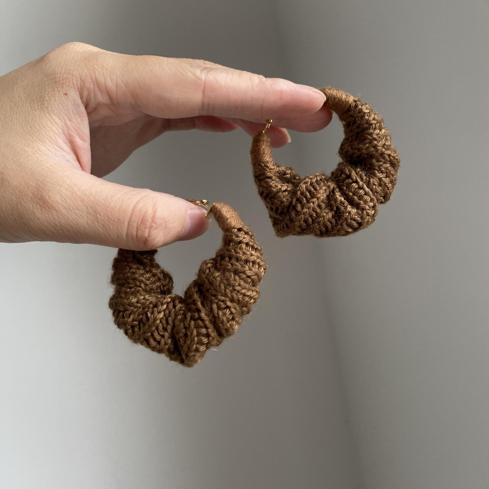 

Круглые серьги, связанные из пряжи Meilaid Silver Needle - Ретро и Универсальные с Продвинутым Чувством Стиля