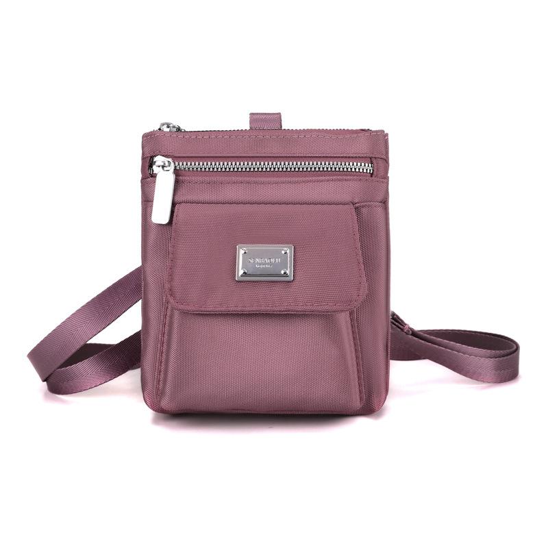 Bolso Cruzado Compacto de Nailon para Mujer – Diseño Ligero y Resistente al Agua con Placa Metálica con Logo y Múltiples Bolsillos, Ideal para el Uso Diario