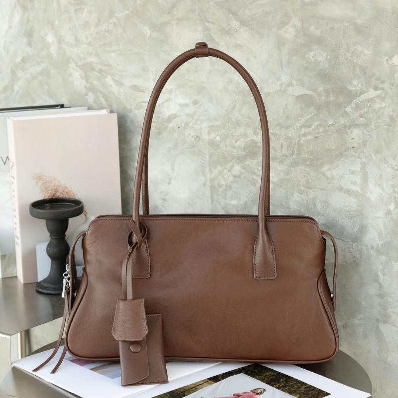Underarm Bag with A High-end Feel, Hand-held Pillow Women's Bag, and Single-shoulder Baguette Bag Are Popular