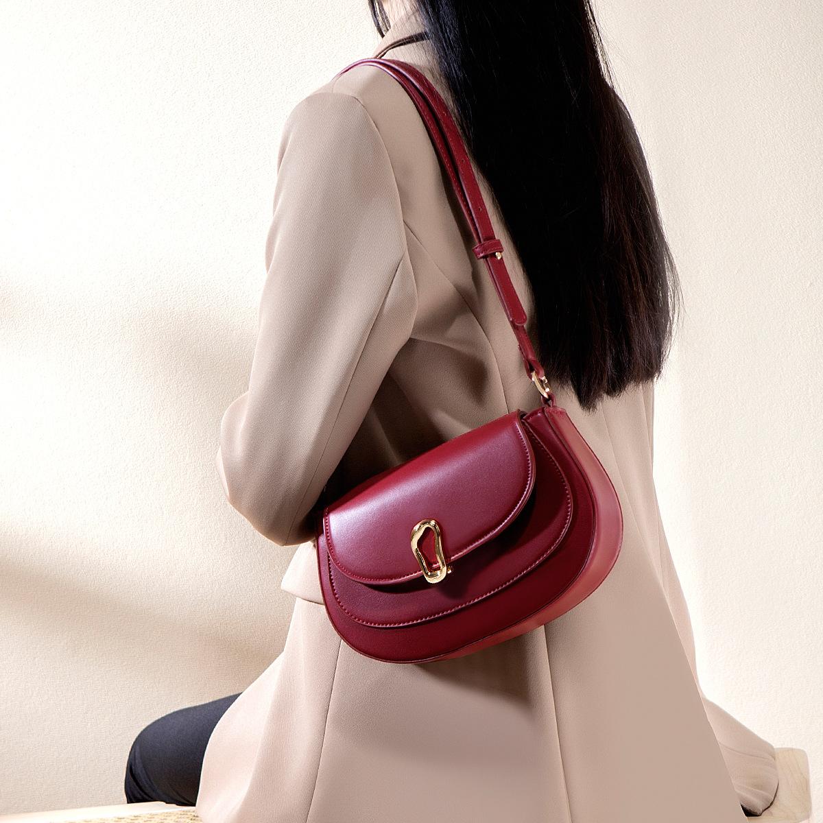 

Нишевая женская сумка 2025 новая модная маленькая сумка женская с высоким чувством стиля на плечо под мышку универсальная сумка-седло свадебная сумка красный