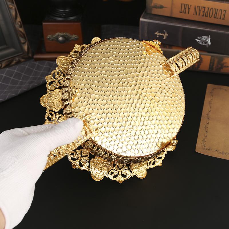 A metal fruit basket with handle, European style large food, snacks, candy storage tray, exquisite craft tableware.