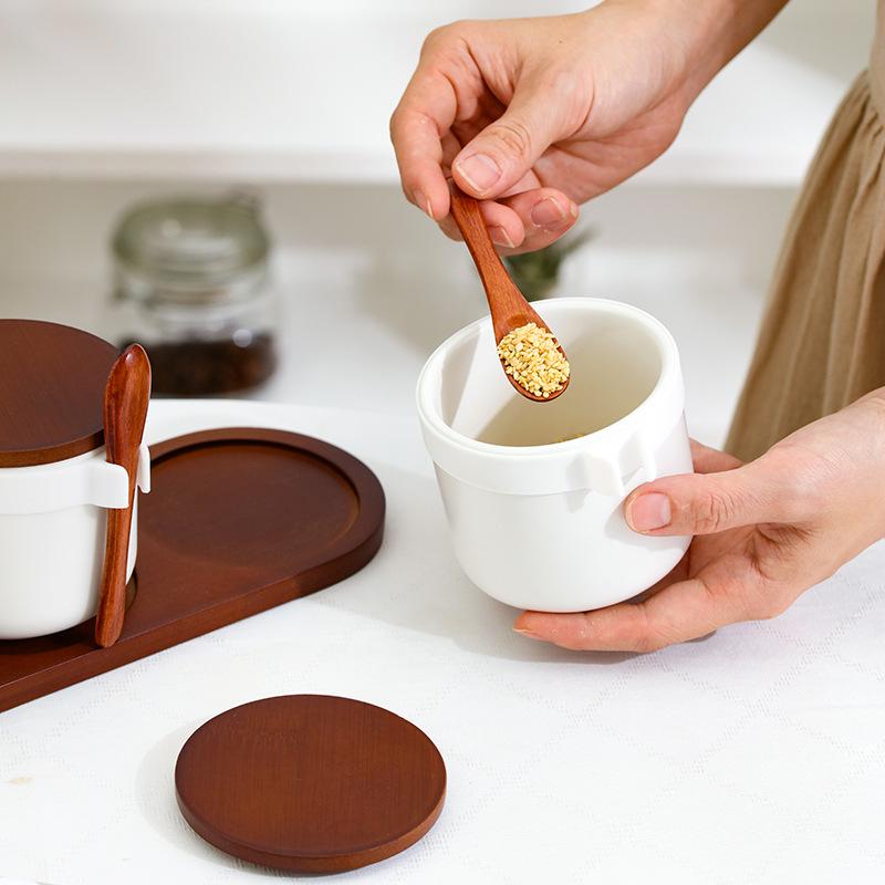 Kitchen Seasoning Tools Ceramic Seasoning Jar with Lid and Spoon Set Salt and Pepper Bottles Household Sealed Storage Jar 250ML