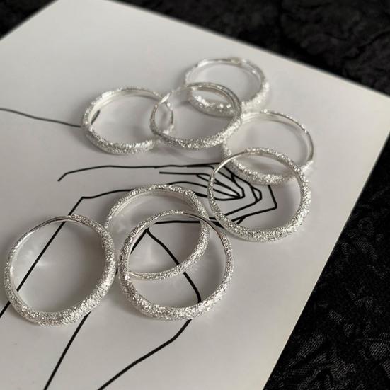 1 Pair Women Huggie Earrings Shimmering Surface Geometric Lightweight Small Earrings for