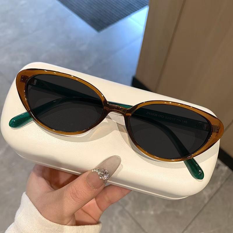 Sophisticated Women's Fashion Cat-eye Myopia Glasses with American Retro Style and Ladylike Look Sunglasses Street Photography