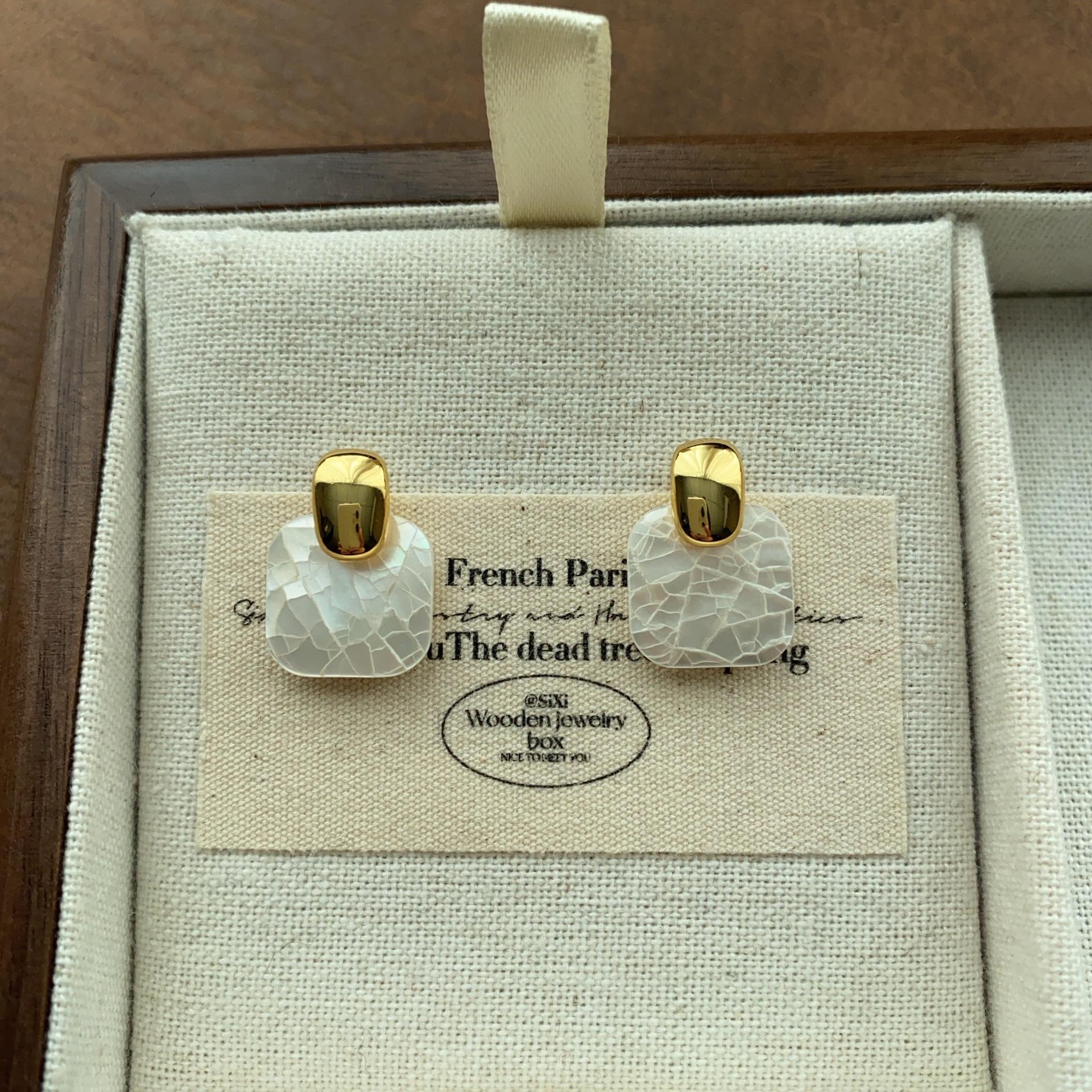 

Retro square crack fritillary stud earrings gentle elegant exquisite earrings