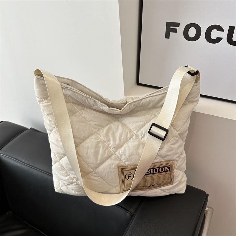 

Versatile shoulder bag women s new make-up class shoulder messenger bag tote bag leisure bag белый