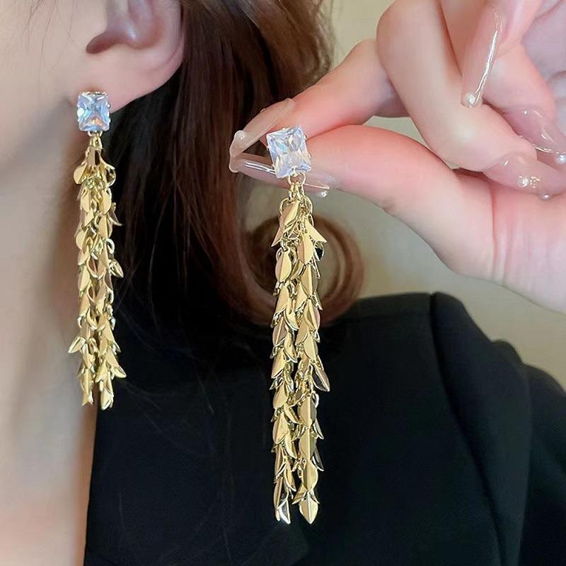 Tide Metal Fringed Earrings, High-end Temperament, Long Stud Earrings, Women's Exaggerated Earrings.