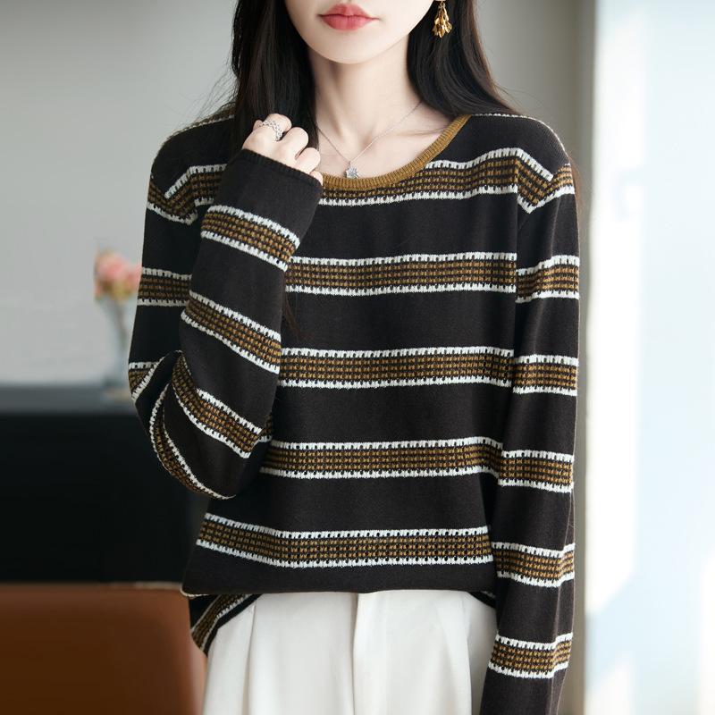 

A New Autumn and Winter Fashion and Retro Round-neck Knitted Sweater with Contrasting Colors and Stripes, As A Base Layer for Women L кофейный/коричневый