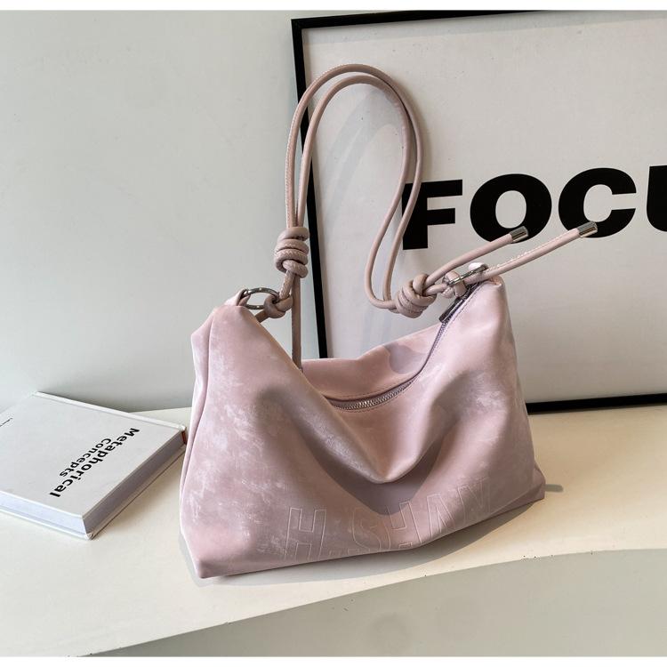 

Trendy pink large-capacity messenger bag women s 2025 new spring fashion popular tote bag casual bucket bag фиолетовый