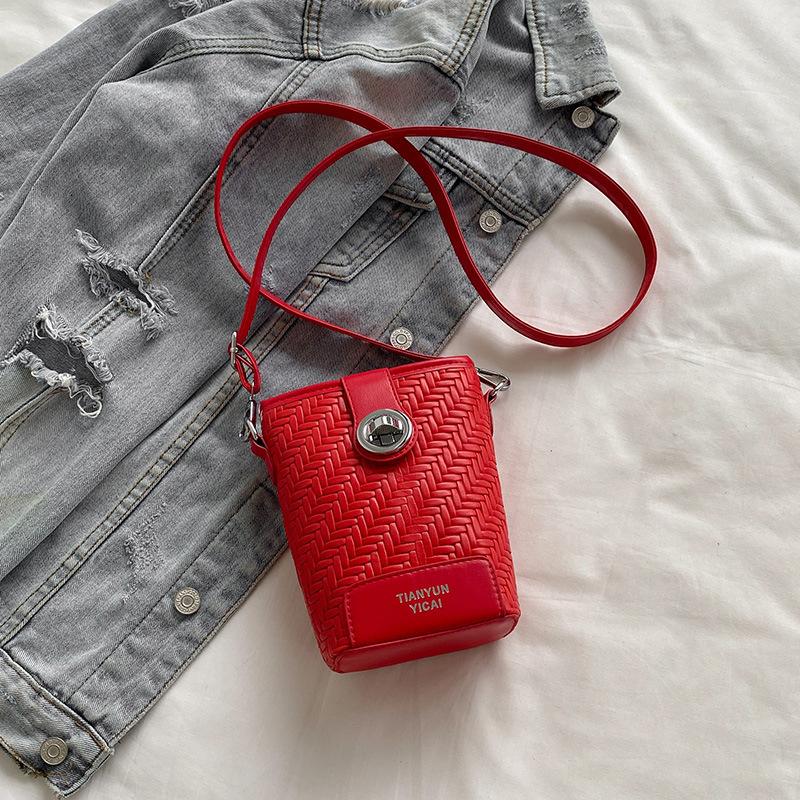 

Bucket bag women s 2025 super fire woven bag fashionable versatile texture trendy shoulder messenger mobile phone bag красный