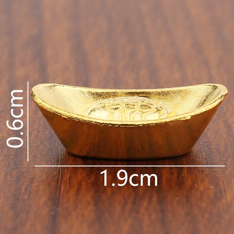 Galvanicky pokovená miniaturní ozdoba zlatého ingotu z dynastie Čching