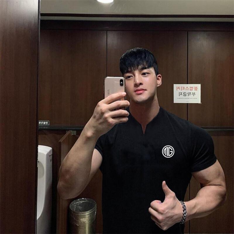 

Muscleguys, летняя хлопковая футболка высшего качества, мужская однотонная дизайнерская футболка с v-образным вырезом, повседневная классическая мужская одежда, топы, футболка для мужчин L чёрный