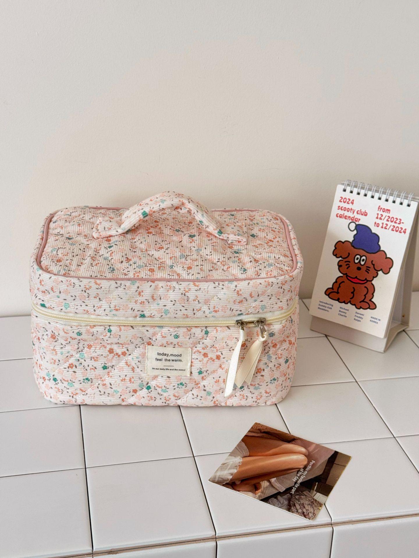 

Весняна квіткова вельветова косметичка - Універсальне дорожнє сховище