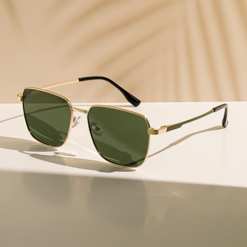 Trendy Women's Polarized Sunglasses 8711: High-End Metal Frame, UV Protection, Perfect for Driving and Style