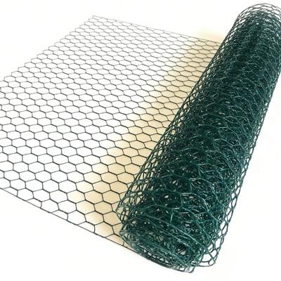 Lehká pozinkovaná drátěná síťovina se zeleným nátěrem, flexibilní, střižitelná, pro snadné DIY rostlinné opory a ochranu zeleninové zahrady