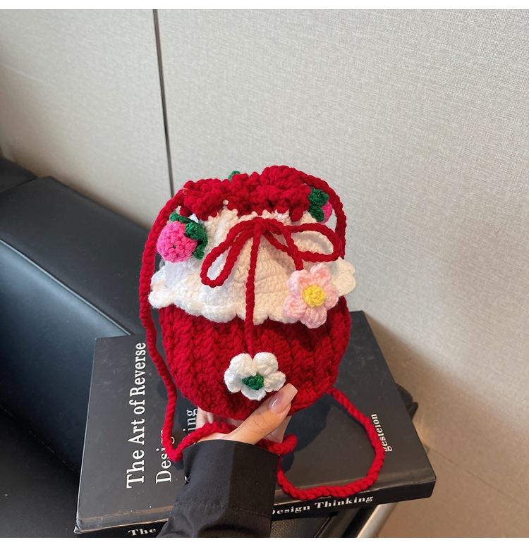 Niche design messenger bag women's sweet color matching strawberry woven bucket bag cute go out to play bundle shoulder bag