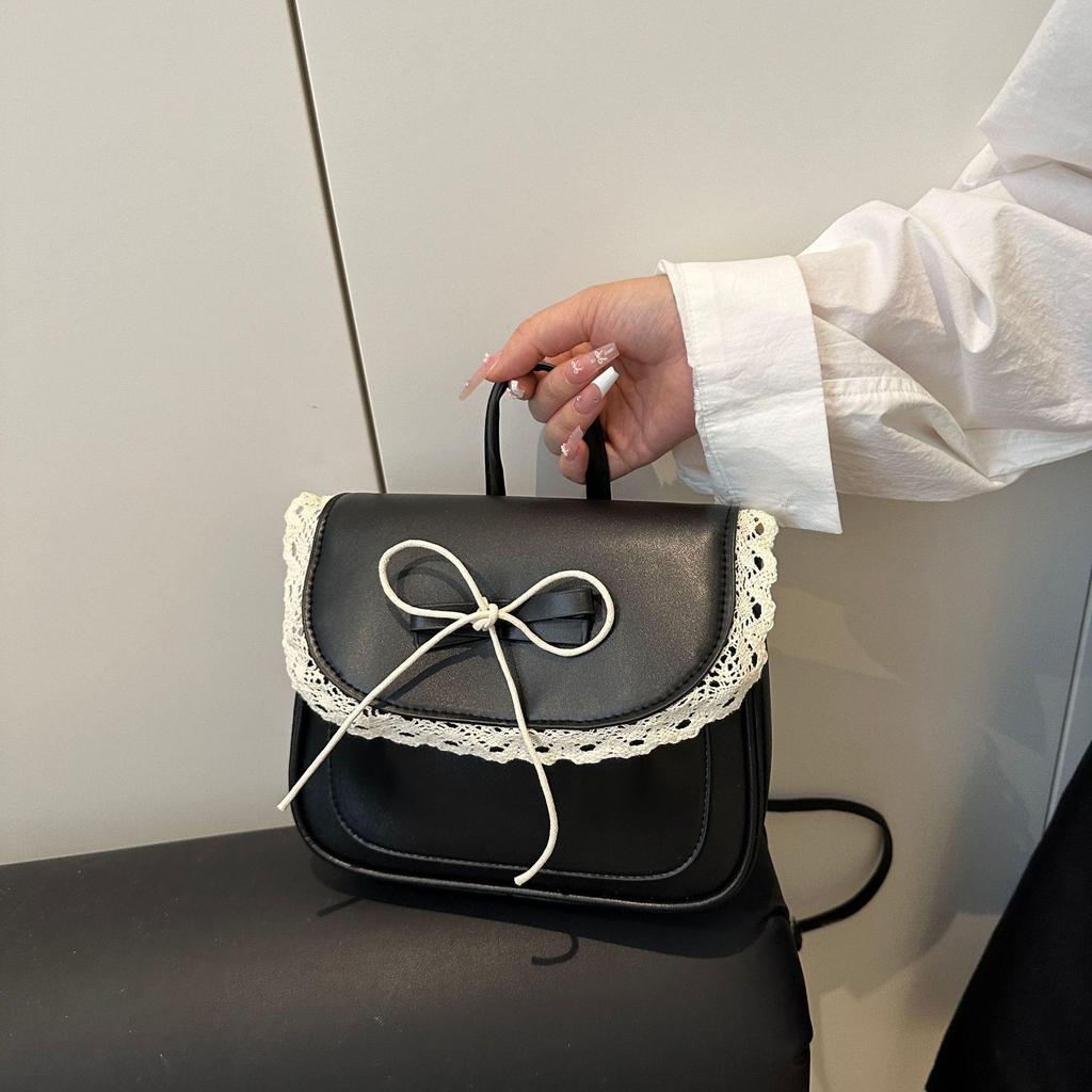 Modny damski plecak na jedno ramię z koronką i kokardą na lato 2025