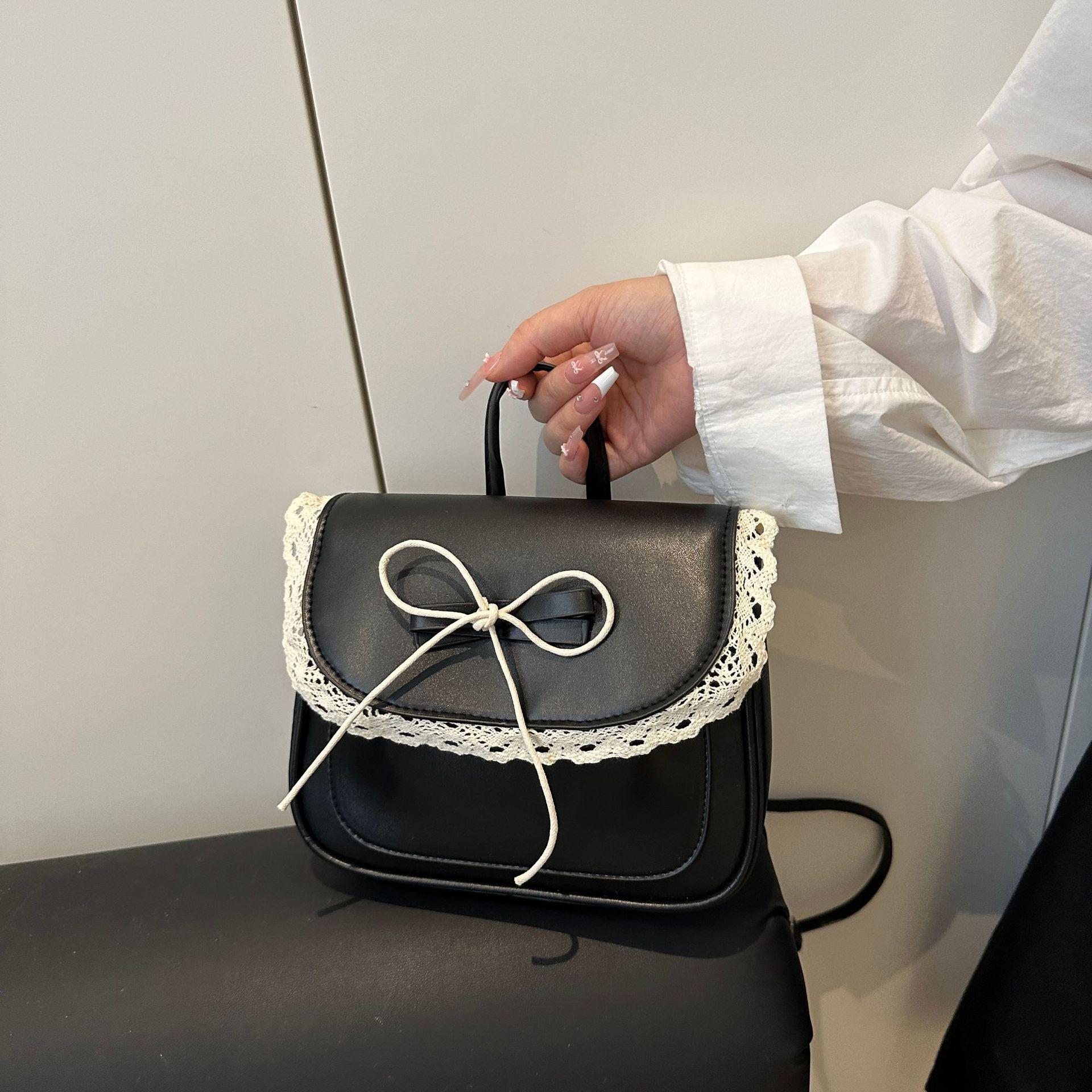 

Трендовий жіночий рюкзак з бантом та мереживом на одне плече на літо 2025 21*7.5*17.5 чорний