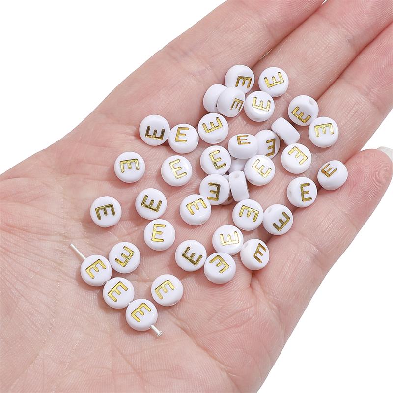 50 ks Akrylové zlaté A-Z anglické písmenkové korálky Ploché kulaté korálky s abecedou pro výrobu šperků DIY Pár Přátelství Náramek Náhrdelník
