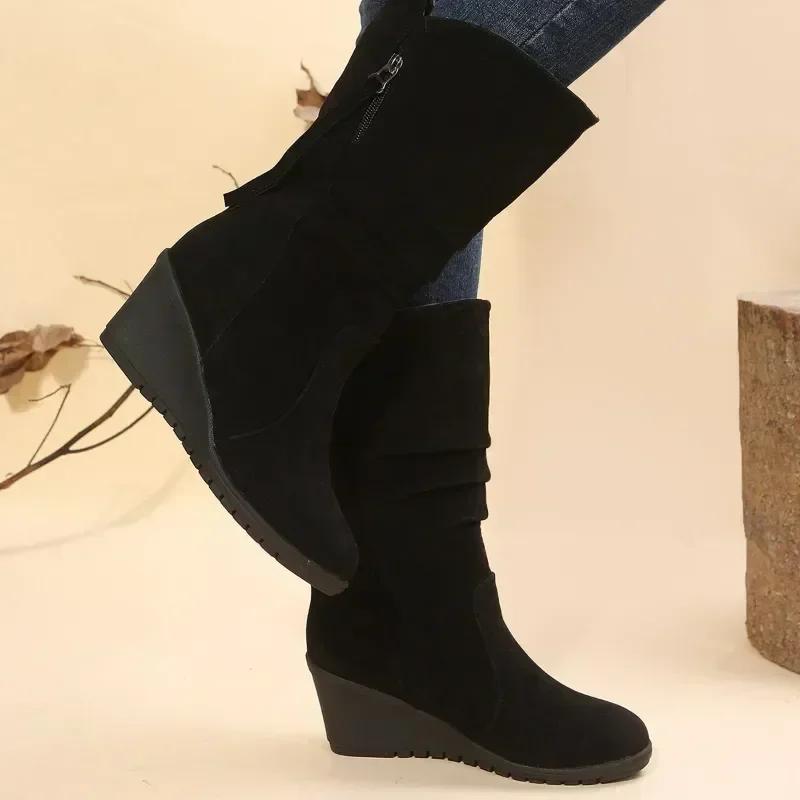 Модные винтажные ботильоны из искусственной замши на танкетке для женщин 2024 года, теплые плюшевые короткие сапоги на плоской подошве, женские ковбойские боты без застежек