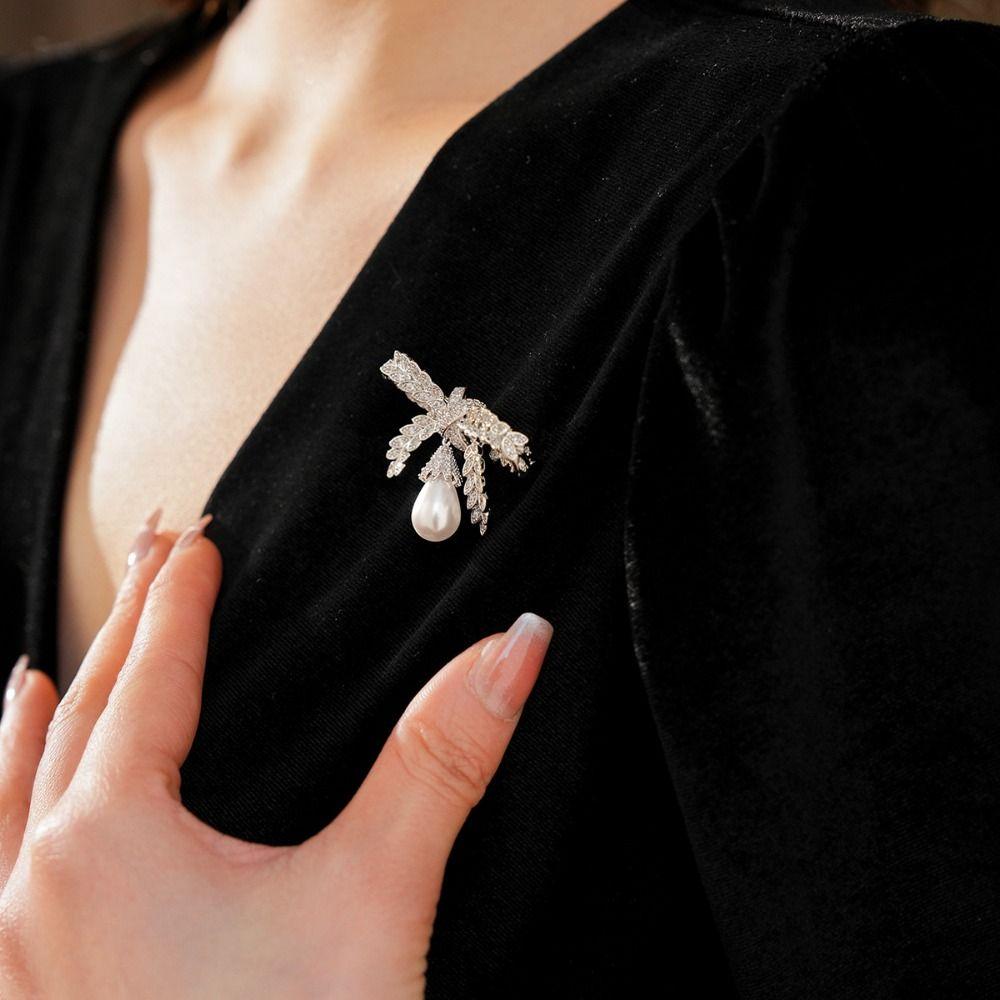 Korean Style Suit Collar Pin Badge Rhinestone Brooch Fashion Rhinestone Butterfly Brooch  Daily