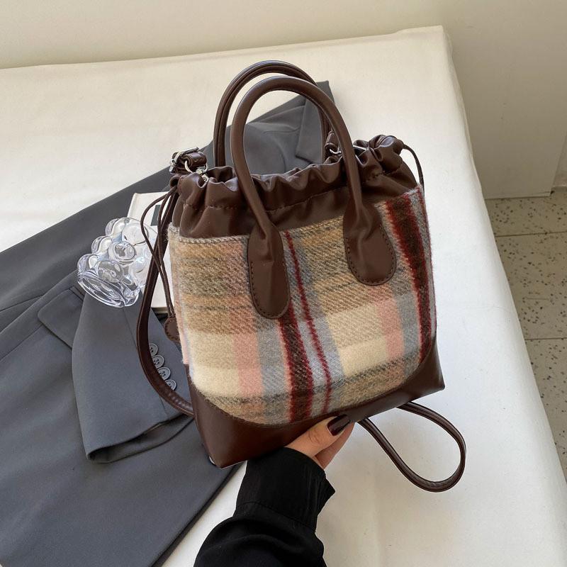 2023 Neue Koreanische Farbblock-Freizeit-Tasche Vintage-Mode Woll-Eimer-Tasche Grenzüberschreitender Trend-Stil