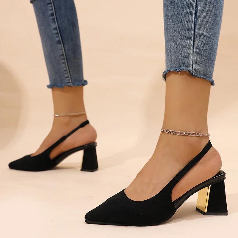 Scarpe décolleté a punta taglia forte da donna Primavera Estate 2025 Tacco quadrato dorato Sandali slingback con cinturino posteriore Scarpe eleganti da donna Tacco alto