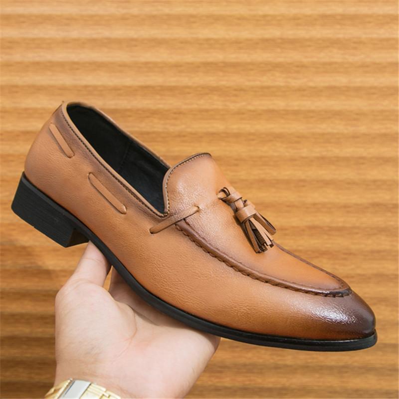Designer Fashion New Men Pointed Tassels Patent Leather Dress Casual Shoes Black Brown Loafers Wedding Dress Homecoming Footwear