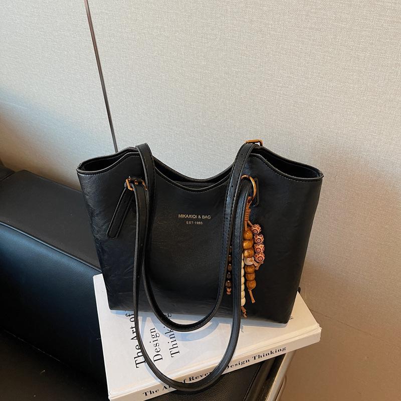 Retro bag women's large-capacity new autumn and winter versatile simple shoulder bag fashionable commuter tote bag