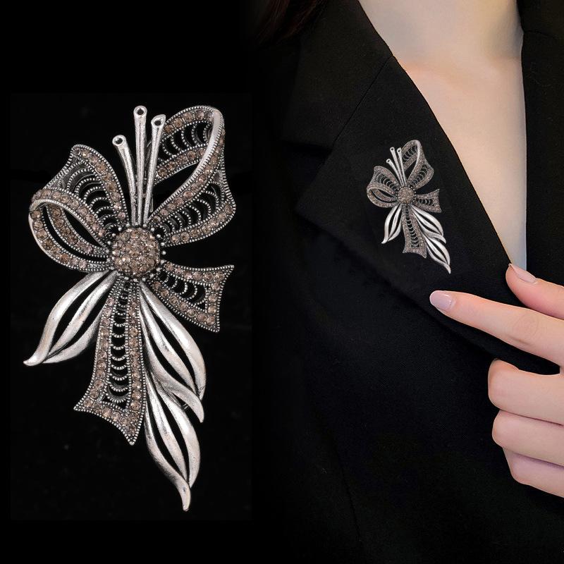 Elegant Rhinestone Flower Brooches for Women Fashion Clothing Pins Party Jewelry Accessory Gift