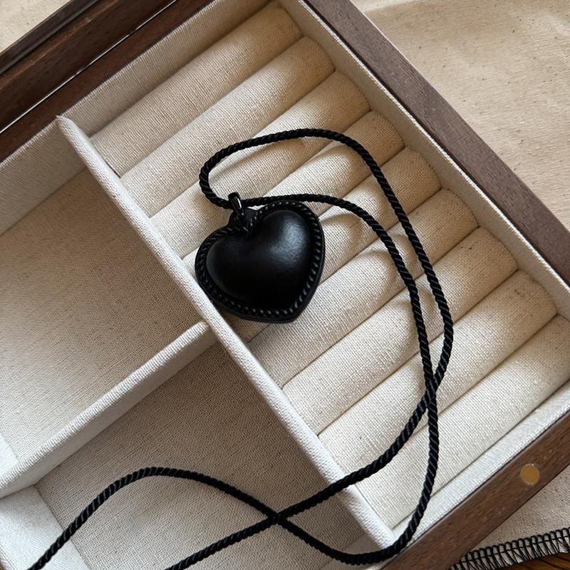 IELGY Black Love Necklace Fashion Simple All-Match High-End Accessories